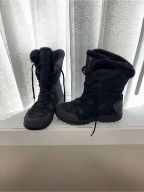 NWOT Women's Columbia Black Fur-Trim Winter Boots